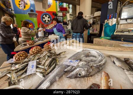 Lagos, Portugal - 5. März 2020: Verkauf und Kauf von frischem Fisch auf dem städtischen Marktplatz von Lagos Stockfoto