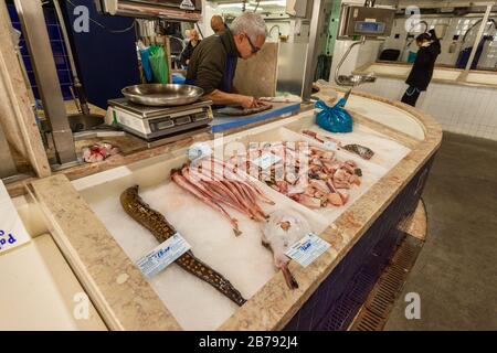 Lagos, Portugal - 5. März 2020: Verkauf und Kauf von frischem Fisch auf dem städtischen Marktplatz von Lagos Stockfoto