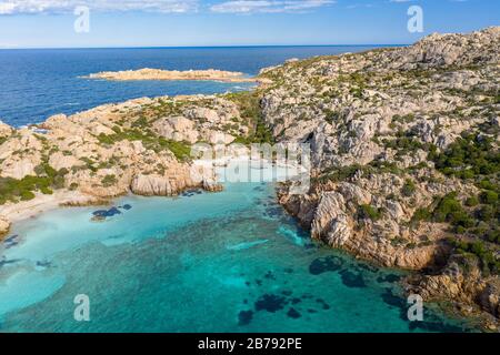 BLICK AUF DEN STRAND CALA NAPOLETANA IN CAPRERA, SARDINIEN Stockfoto