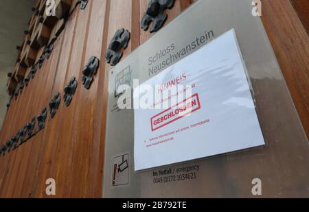 Schwangau, Deutschland. März 2020. Ein Schild am Haupttor der Burg Neuschwanstein weist darauf hin, dass die Burg geschlossen ist. Wegen des Corona-Virus hat die Bayerische Schloss- und See-Verwaltung zahlreiche Sehenswürdigkeiten in Bayern für Besucher gesperrt. Kredit: Karl-Josef Hildenbrand / dpa / Alamy Live News Stockfoto