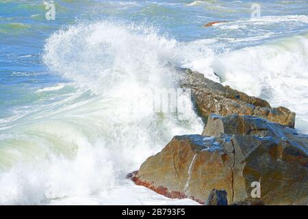 Meereswellen prallen hart auf Felsen in der Nähe von Tropea, Kalabrien, Italien. Stockfoto