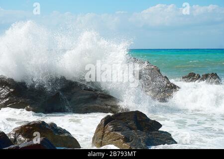 Stürmisches Meer in der Nähe von Tropea, Kalabrien in Italien im Sommer 2019. Stockfoto