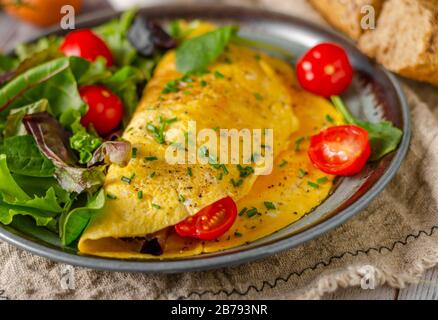 Köstliches und einfaches Eieromelett mit Kräutern Stockfoto