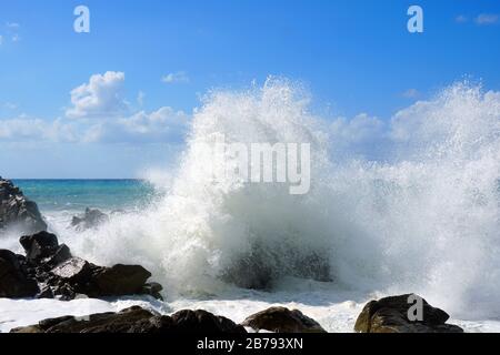 Stürmisches Meer in der Nähe von Tropea, Kalabrien in Italien im Sommer 2019. Stockfoto