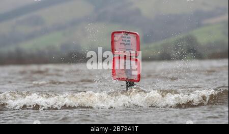 "Haben Sie für Ihr Parken bezahlt", Schild inmitten einer Flut auf Semerwater im Yorkshire Dales National Park. Stockfoto