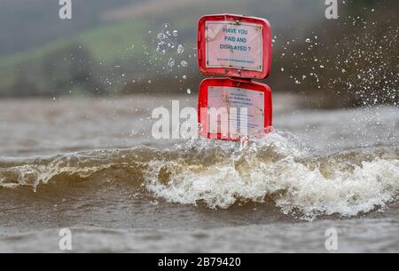 "Haben Sie für Ihr Parken bezahlt", Schild inmitten einer Flut auf Semerwater im Yorkshire Dales National Park. Stockfoto