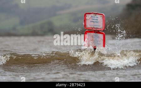 "Haben Sie für Ihr Parken bezahlt", Schild inmitten einer Flut auf Semerwater im Yorkshire Dales National Park. Stockfoto