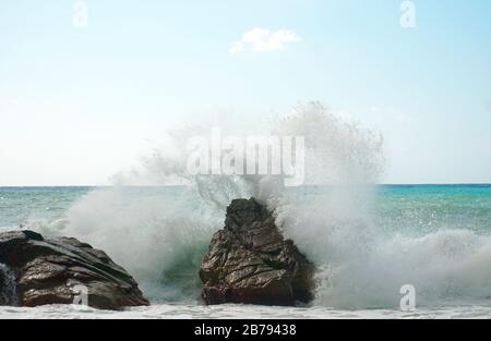 Stürmisches Meer in der Nähe von Tropea, Kalabrien in Italien im Sommer 2019. Stockfoto