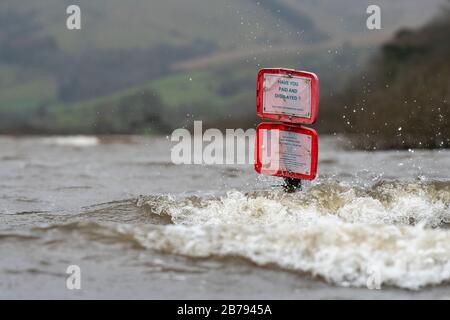 "Haben Sie für Ihr Parken bezahlt", Schild inmitten einer Flut auf Semerwater im Yorkshire Dales National Park. Stockfoto