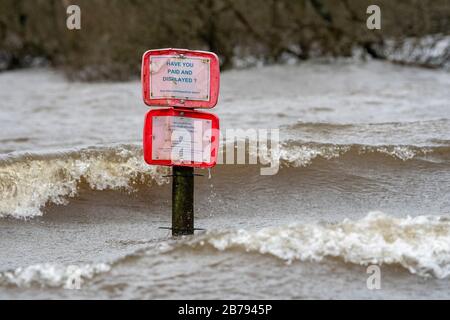 "Haben Sie für Ihr Parken bezahlt", Schild inmitten einer Flut auf Semerwater im Yorkshire Dales National Park. Stockfoto