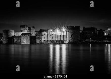 King John's Castle ist ein Schloss aus dem 13. Jahrhundert auf der King's Island in Limerick, Irland, neben dem Fluss Shannon. Obwohl die Website geht zurück auf Stockfoto