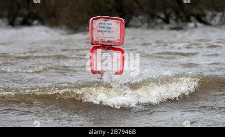 "Haben Sie für Ihr Parken bezahlt", Schild inmitten einer Flut auf Semerwater im Yorkshire Dales National Park. Stockfoto