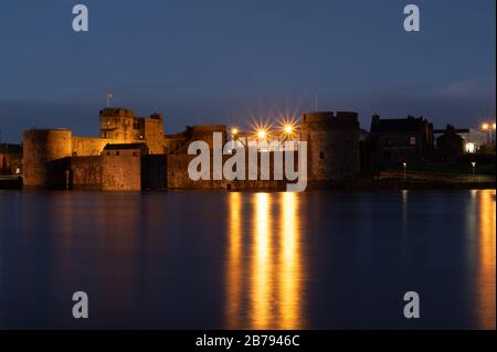 King John's Castle ist ein Schloss aus dem 13. Jahrhundert auf der King's Island in Limerick, Irland, neben dem Fluss Shannon. Obwohl die Website geht zurück auf Stockfoto