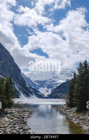 Mount fairview, teilweise gefrorener See, mit Spiegelung im Wasser. Lake Louise Banff National Park, Alberta Canada. Stockfoto