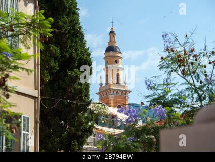 Die typischen Gassen von vieux Menton mit Saint Michel basilique Stockfoto