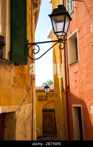 Die typischen Gassen von vieux Menton Stockfoto