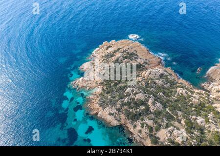 BLICK AUF DEN STRAND CALA NAPOLETANA IN CAPRERA, SARDINIEN Stockfoto