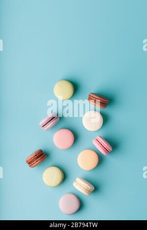 Bunte französische Makkaroni Makkaroni Plätzchen auf blauem Hintergrund. Freier Speicherplatz, Draufsicht. Stockfoto
