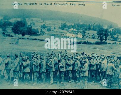 Deutsche Gefangene in Frankreich, die vom Arbeitsleben zurückkehrten, 2. Mai 1917 (29534809556). Stockfoto