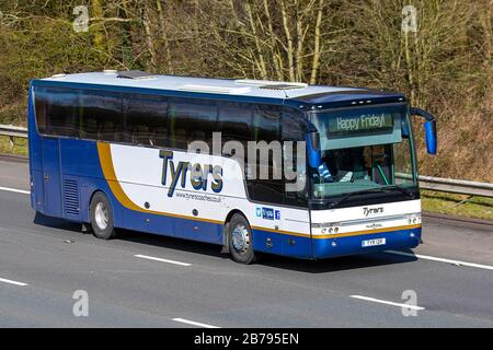 Tirers Coaches PSV; 2007 blau weiß Van Hool 917 PSV-Reisebus „Happy Friday“ Passagierfahrt auf der Autobahn M6, Chorley, Großbritannien; Stockfoto