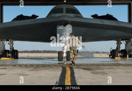 U.S. Air Force Tech. Sgt. Justin Aeckerle, ein B-2 Spirit Crew Chief, der der 131. Maintenance Squadron zugewiesen ist, bereitet einen B-2 Spirit Stealth-Strategiebomber für den Abflug auf der Whiteman Air Force Base für den Umzug nach England am 8. März 2020 in Knob Noster, Missouri, vor. Stockfoto