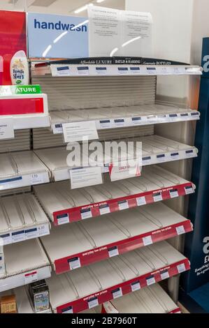 Coventry, West Midlands, Großbritannien. März 2020. Stiefel die Handwaschregale waren heute Nachmittag in der Innenstadt von Coventry fast leer. Kredit: Andy Gibson/Alamy Live News Stockfoto