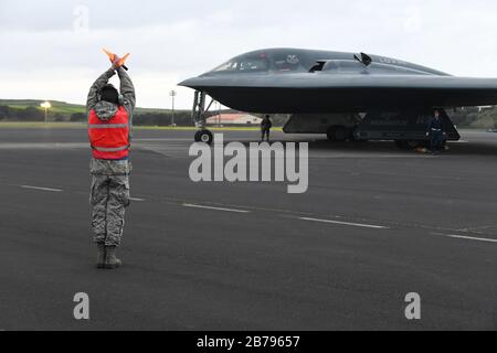 US-Luftwaffenführer Noah Rugg, 1. Klasse, ein dem 131. Bombenflügel zugewiesener Besatzungschef, beginnt, einen strategischen B-2 Spirit Stealth-Bomber für den Abflug auf Lajes Field am 12. März 2020 auf den Azoren in Portugal zu marschieren. Stockfoto