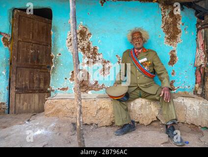 Äthiopischer Veteran aus dem italo-äthiopischen Krieg in Armeeuniform, Region Addis Abeba, Addis Abeba, Äthiopien Stockfoto