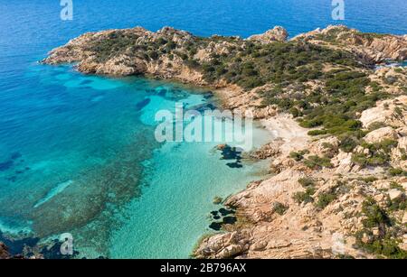 BLICK AUF DEN STRAND CALA NAPOLETANA IN CAPRERA, SARDINIEN Stockfoto