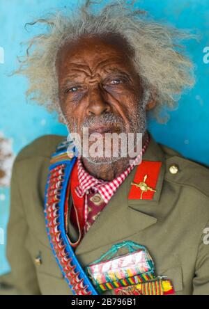 Äthiopischer Veteran aus dem italo-äthiopischen Krieg in Armeeuniform, Region Addis Abeba, Addis Abeba, Äthiopien Stockfoto