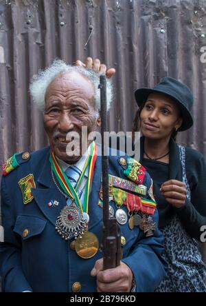 Äthiopischer Veteran aus dem italo-äthiopischen Krieg mit seiner Tochter Addis Abeba Region, Addis Abeba, Äthiopien Stockfoto