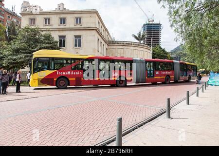 Transmilenio zweigelenkiger, dreier, bendiger Bus in Bogota, Kolumbien, Südamerika Stockfoto