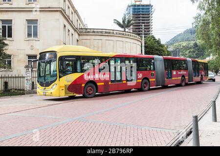 Transmilenio zweigelenkiger, dreier, bendiger Bus in Bogota, Kolumbien, Südamerika Stockfoto