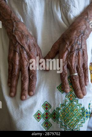 Äthiopische alte Frau mit Tätowierungen an ihren Händen, Addis Abeba Region, Addis Abeba, Äthiopien Stockfoto