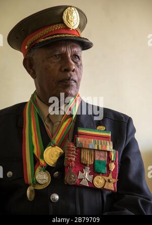 Äthiopischer Veteran aus dem italo-äthiopischen Krieg in Armeeuniform, Region Addis Abeba, Addis Abeba, Äthiopien Stockfoto