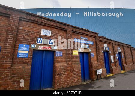 Allgemeiner Blick außerhalb von Hillsborough, dem Sitz des Sheffield Wednesday Football Club, nach der gestrigen Ankündigung, dass die English Football League alle Spiele bis Freitag, den 3. April 2020 ausgesetzt hat. Stockfoto