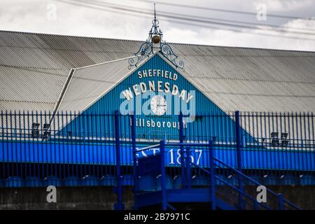 Die Uhr wird in Hillsborough, der Heimat des Sheffield Wednesday Football Club, nach der gestrigen Ankündigung gesehen, dass die English Football League alle Spiele bis Freitag, den 3. April 2020 ausgesetzt hat. Stockfoto