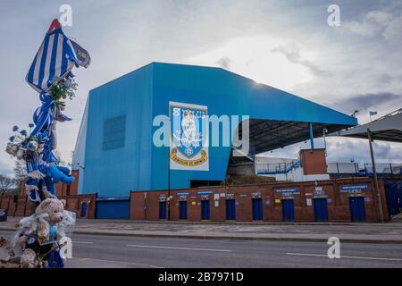 Vor Hillsborough, dem Sitz des Sheffield Wednesday Football Club, ist ein dekoriertes Straßenschild zu sehen, nachdem gestern bekannt gegeben wurde, dass die English Football League alle Spiele bis Freitag, den 3. April 2020 ausgesetzt hat. Stockfoto