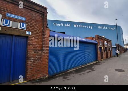 Allgemeiner Blick außerhalb von Hillsborough, dem Sitz des Sheffield Wednesday Football Club, nach der gestrigen Ankündigung, dass die English Football League alle Spiele bis Freitag, den 3. April 2020 ausgesetzt hat. Stockfoto