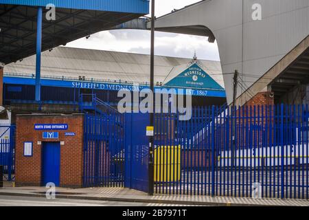 Die Uhr wird in Hillsborough, der Heimat des Sheffield Wednesday Football Club, nach der gestrigen Ankündigung gesehen, dass die English Football League alle Spiele bis Freitag, den 3. April 2020 ausgesetzt hat. Stockfoto