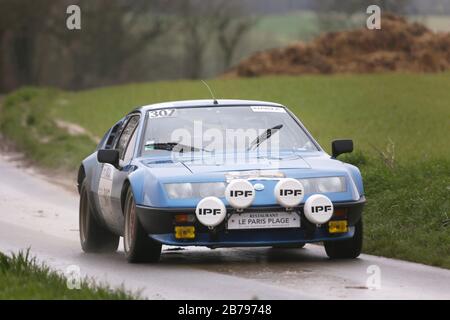 März 2020. Saint Denoeux, Pas de Calais, Frankreich. Rallye du Touquet. Die 60. Rallye du Touquet schlängelt sich durch die französische Landschaft. Die Ra Stockfoto