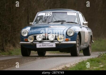 März 2020. Saint Denoeux, Pas de Calais, Frankreich. Rallye du Touquet. Die 60. Rallye du Touquet schlängelt sich durch die französische Landschaft. Die Ra Stockfoto