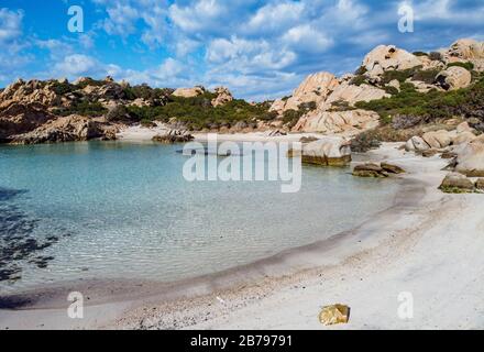 BLICK AUF DEN STRAND CALA NAPOLETANA IN CAPRERA, SARDINIEN Stockfoto