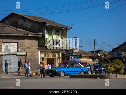Straßenszene mit blauem Taxi und einem alten Haus, Region Addis Abeba, Addis Abeba, Äthiopien Stockfoto