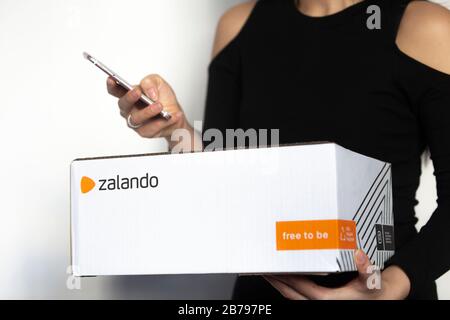 Posen, Polen - 14. März 2020: Frau mit Zalando-Box mit bestellten Artikeln im Online-Shop. Stockfoto