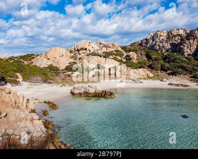 BLICK AUF DEN STRAND CALA NAPOLETANA IN CAPRERA, SARDINIEN Stockfoto