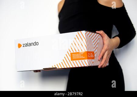 Posen, Polen - 14. März 2020: Frau mit Zalando-Box mit bestellten Artikeln im Online-Shop. Stockfoto