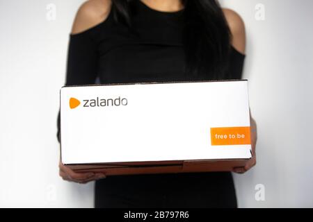 Posen, Polen - 14. März 2020: Frau mit Zalando-Box mit bestellten Artikeln im Online-Shop. Stockfoto