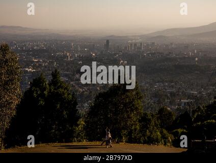 Ein Panoramablick auf die Stadt vom Berg Entoto, die Region Addis Abeba, Addis Abeba, Äthiopien Stockfoto