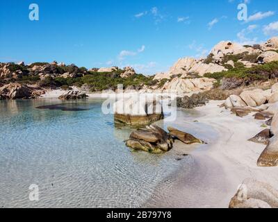 BLICK AUF DEN STRAND CALA NAPOLETANA IN CAPRERA, SARDINIEN Stockfoto